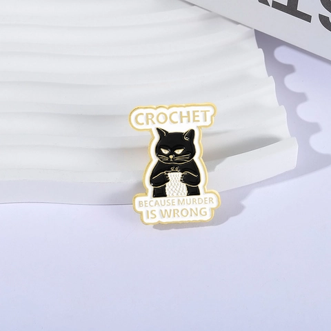 Simpatica Spilla in Smalto con Gatto Nero che Lavora all'Uncinetto Slogan Umoristico Spilla in Lega di Zinco per Vestiti e Borse Gioielli Unisex