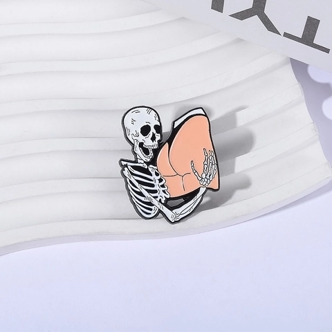 Pin de Esmalte de Esqueleto Abrazando Glúteos Divertido Punk Aleación de Zinc Broche Halloween Insignia Humor Joyería Regalo