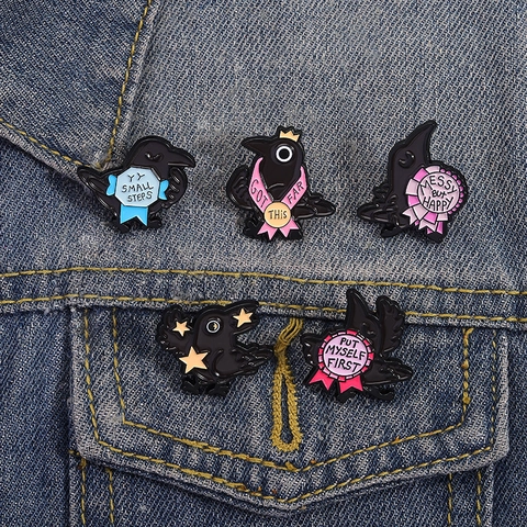 Cartoon Kreative Krähe Emaille Brosche Pins Mit Inspirierenden Phrasen Motivierende Zitate Zinklegierung Tier Badge Für Kleidung Taschen