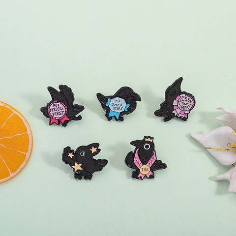 Cartoon Kreative Krähe Emaille Brosche Pins Mit Inspirierenden Phrasen Motivierende Zitate Zinklegierung Tier Badge Für Kleidung Taschen