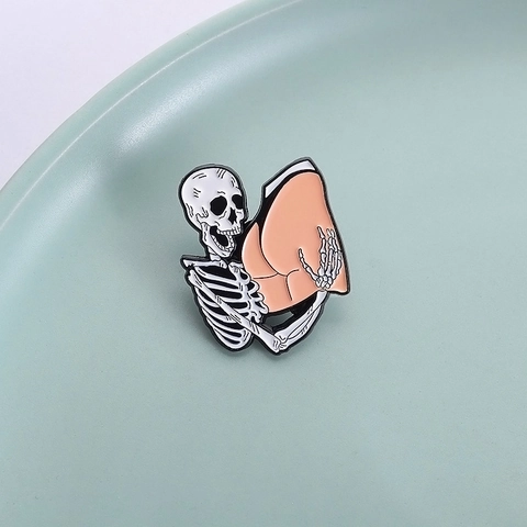Creative Skeleton Hugging Buttocks Alloy Enamel Brooch Humorous Punk Gothic Pin Badge For Clothing Backpack Accessories Gift