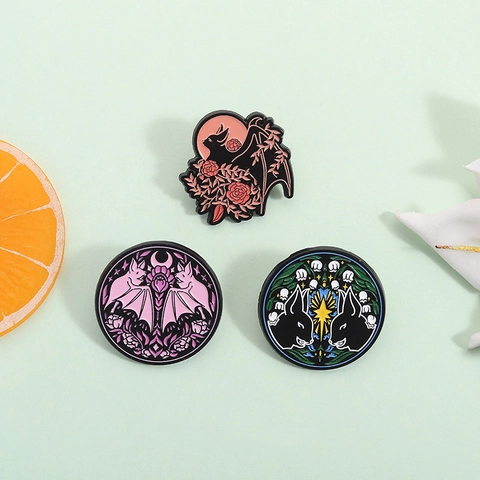 Broche de Esmalte Gótico Murciélago Rosa Insignia Redonda de Aleación de Zinc Estilo Oscuro Animal Flor Pin Decoración Ropa