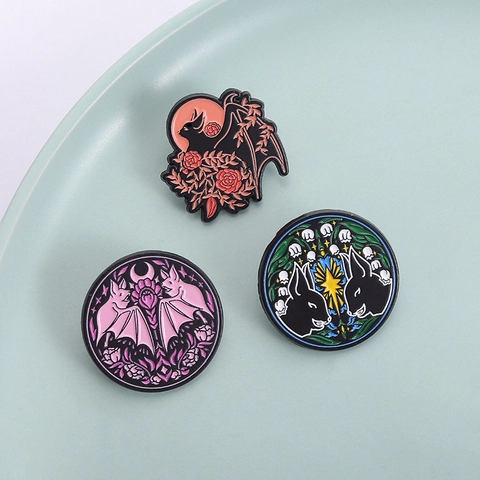 Broche de Esmalte Gótico Murciélago Rosa Insignia Redonda de Aleación de Zinc Estilo Oscuro Animal Flor Pin Decoración Ropa