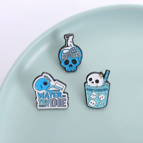 Divertidos Pines de Esmalte Azul Hydrate Or Die Esqueleto Insignias de Metal para Mochila Ropa Mujer Hombre Joyería de Dibujos Animados