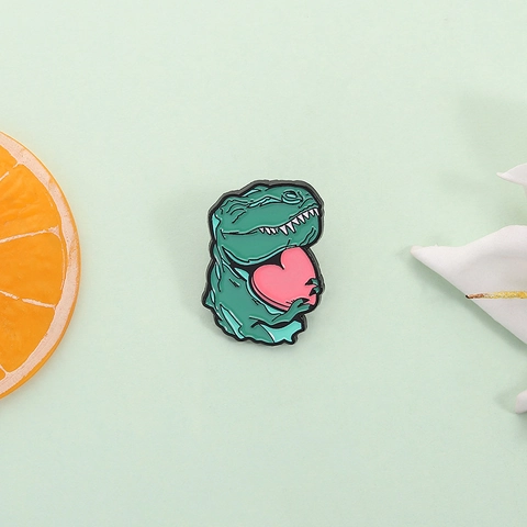 Simpatica Spilla a Forma di Dinosauro Verde Con Cuore Rosa in Lega Smaltata Distintivo Creativo per Decorazione Borse Abiti