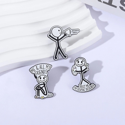 Divertido Broche de Esmalte Monigote Texto Humorístico Diseñador Gráfico Insignia de Metal para Mochila Ropa Joyería
