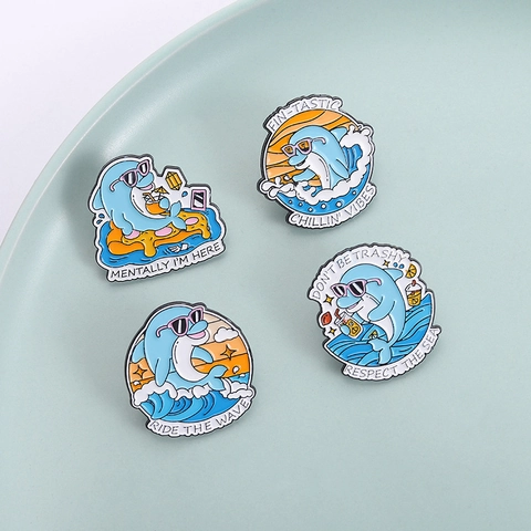 Spilla in Smalto a Forma di Delfino Animato Tema Oceano Estivo Surf in Lega di Zinco per Decorazione Zaino Abbigliamento Unisex