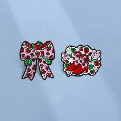 Simbatiche Spille a Forma di Fragola Fiocco e Stivali da Cowboy in Smalto per Donna in Lega di Zinco Gioielli di Moda Regalo