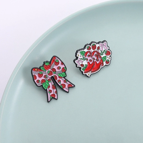 Simbatiche Spille a Forma di Fragola Fiocco e Stivali da Cowboy in Smalto per Donna in Lega di Zinco Gioielli di Moda Regalo
