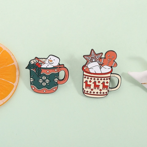 Süße Weihnachten Emaille Brosche Legierung Einbrennlack Cartoon Schneemann Lebkuchen Rentier Tasse Form Abzeichen Kleidung Schmuck