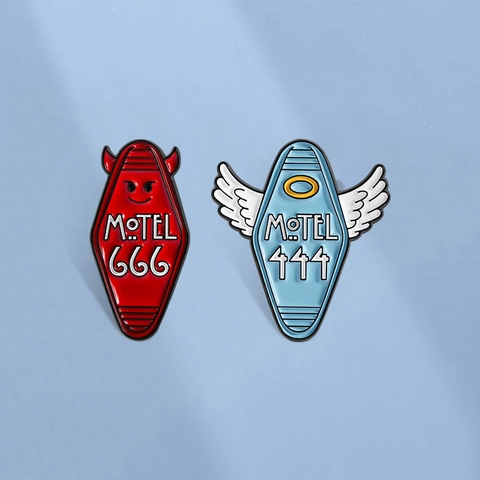 Spille Smaltate Vintage a Forma di Targhetta Chiave Motel Creativo Diavolo Angelo Ala Spilla per Abbigliamento Zaino Unisex Lega Gioielli Regalo