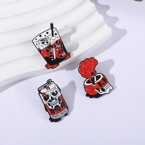 Spilla in Smalto Gothico Scuro con Scheletro per Vestiti Zaino Punk Teschio Lattina Bevanda Tazza Fumo Cervello Distintivi