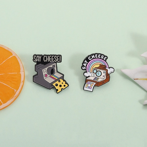 Creatieve Retro Camera Emaille Brosche Grappige Say Cheese Regenboog Emaille Pin Badge Voor Rugzak Zinklegering Sieraden