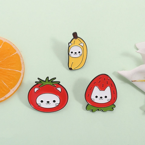 Set Spille Gatto Frutta Cartoon Fragola Banana Pomodoro Lega Smalto Spilla Kawaii Distintivi Per Abbigliamento Zaino Accessori