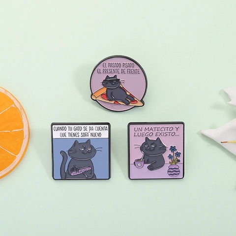 Spilla in Smalto Divertente Gatto Nero Citazioni Spagnole Badge in Lega di Gatto Cartone Animato per Decorazione Zaino
