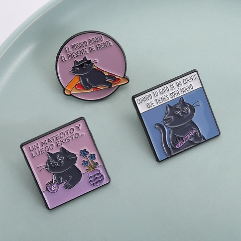 Lustige Humorvolle Schwarze Katze Emaille Pin Spanisches Zitat Zinklegierung Brosche Abzeichen Für Rucksack Kleidung