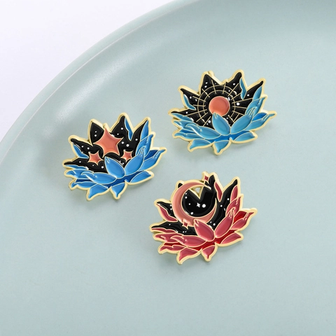 Artistieke Zinklegering Emaille Lotusbloem Broche Met Zon Maan Ster Hemelse Elementen Voor Kleding Tas Decoratie Accessoires Dames Heren