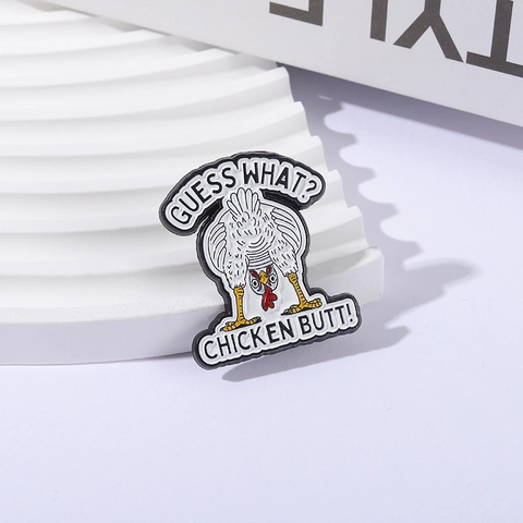 Divertido Pin de Esmalte de Gallo de Dibujos Animados Humorístico Broche de Aleación de Trasero de Pollo Con Letras para Mochila Accesorio de Ropa Joyería Unisex