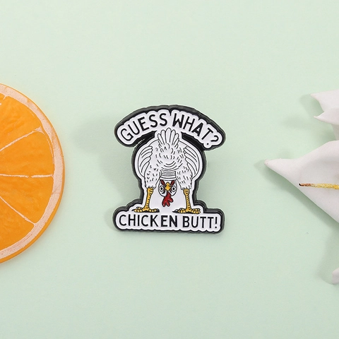 Divertido Pin de Esmalte de Gallo de Dibujos Animados Humorístico Broche de Aleación de Trasero de Pollo Con Letras para Mochila Accesorio de Ropa Joyería Unisex