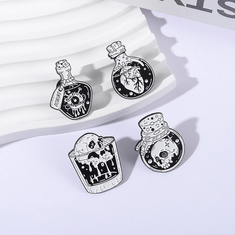 Set di Spille in Smalto Gothic Punk Nero Bianco Teschio Cuore Bulbo Oculare in Bottiglia Spilla per Vestiti Zaino Accessori Gioielli Regalo