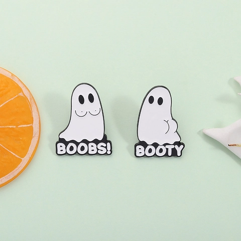 Broche en Émail Fantôme de Dessin Animé Drôle Lettres BOOBS BOOTY Badge Pin Alliage Accessoire pour Fête d'Halloween Veste