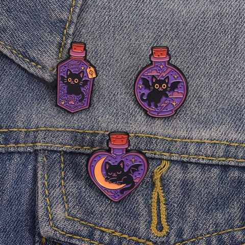 Broche en Émail Bouteille de Potion Magique Chat d'Halloween Gothique Chauve-souris Chat Violet Badge en Alliage Cadeau Unisexe