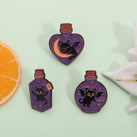 Broche en Émail Bouteille de Potion Magique Chat d'Halloween Gothique Chauve-souris Chat Violet Badge en Alliage Cadeau Unisexe