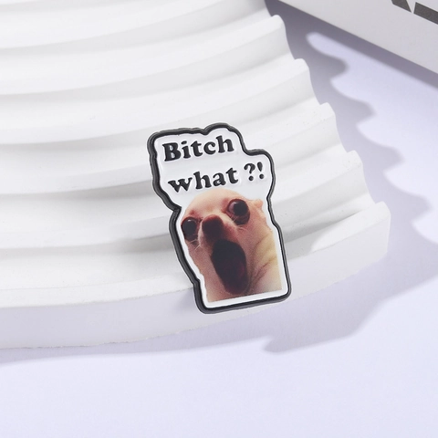 Spilla in Smalto Divertente Meme Chihuahua Con Scritta Bitch What Distintivo in Lega di Zinco Umoristico Per Zaino Abbigliamento Accessorio Decorativo