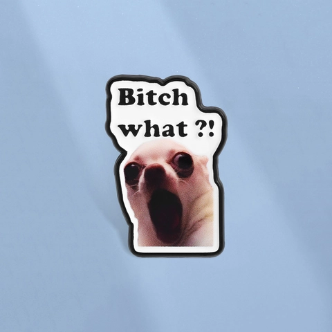 Divertente Spilla in Smalto Chihuahua Meme Bitch What Testo Spilla in Lega di Zinco per Zaino Abbigliamento Unisex Gioielli Regalo