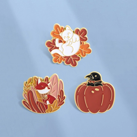 Spilla in Smalto a Tema Autunnale Simpatico Gatto Bianco Volpe Rossa Corvo in Zucca Distintivo Cartone Animato Halloween per Donna Bambini