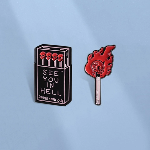 Set di Spille in Smalto Gotico Scatola di Fiammiferi Infernale Motivo Teschio Fiamma Distintivo in Lega di Zinco Gioielli Punk per Vestiti Zaino