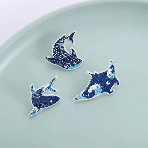 Spilla in Smalto Creature Marine Blu Cielo Stellato Squalo Razza Squalo Balena in Lega Smaltata per Gioielli Unisex