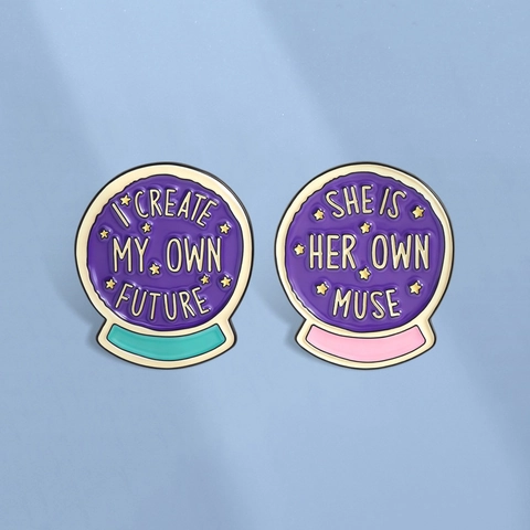 Spilla Smaltata Retrò in Lega di Zinco Citazione Motivazionale Sfera di Cristallo I Create My Own Future She Is Her Own Muse Stelle Accessori per Abbigliamento Zaino Regalo Uomo Donna