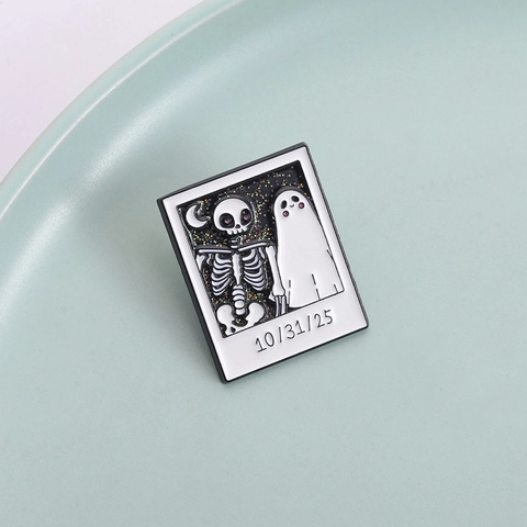 Halloween Polaroid Skeleton Ghost Enamel Brooch Pin With Date 10-31-25 Glitter Starry Sky Lapel Pin For Backpack Clothes Decoration Unisex Accessory