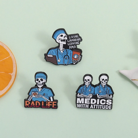 Drôle Broche en Émail à Thème Médical Crâne Slogans Medics With Attitude Rad Life Badges en Alliage pour Médecins Infirmières