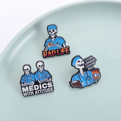 Lustige Medizinische Skelett Emaille Brosche Pin Medics Mit Attitude Rad Life Living Laughing Leaving AMA Skelett Arzt Abzeichen