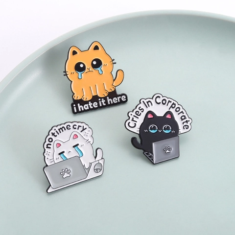 Lustige Weinende Arbeiter Katze Emaille Brosche Zinklegierung Cartoon Corporate Humor Laptop Katze Anstecknadel Büro