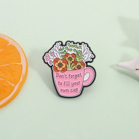 Spilla Creativa a Forma di Tazza Rosa con Fiori in Smalto Slogan Motivazionale in Metallo Lega Badge Gioielli da Donna Uomo