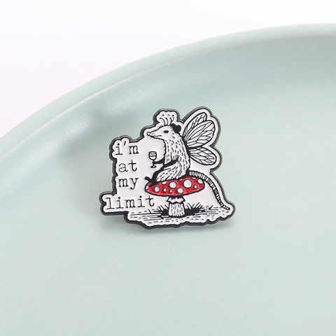 Divertido Broche De Esmalte Zarigüeya Hada Sentada En Champiñón Broche De Metal Con Copa De Vino Y Cita Para Ropa