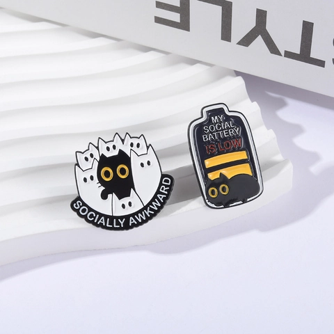 Broche en Émail Chat Dessin Animé My Social Battery Is Low Socially Awkward Badge en Alliage de Zinc pour Sac à Dos