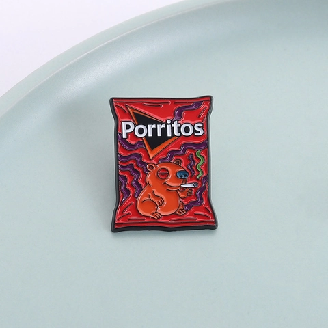 Spilla in Smalto Divertente Capibara Che Fuma Forma di Sacchetto di Snack in Lega di Zinco Distintivo per Zaini Giacche Regalo Estetica Strana