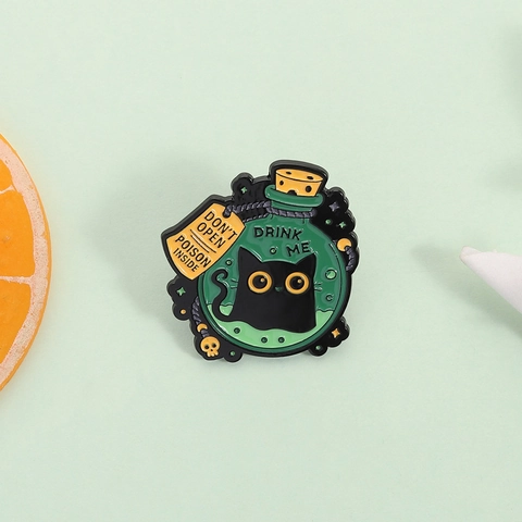 Broche de Esmalte Gato Negro Frasco de Poción Magia Oscura Drink Me Poison Inside Insignia Dibujos Animados Aleación Joyería