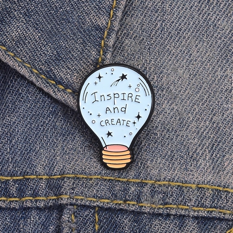 Spilla in Smalto a Forma di Lampadina Celeste Cartoon Inspire And CREATE Slogan Ispiratore Spilla in Lega Distintivo per Vestiti Borse Gioielli Regalo