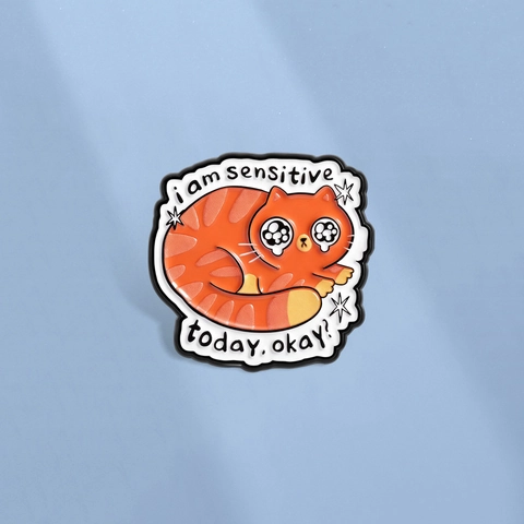 Kreative Cartoon Weinende Orange Katze Emaille Brosche Pin Mit Sensiblem Zitat Legierung Tier Abzeichen Schmuck Für Kleidung Tasche Dekor