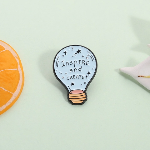 Spilla in Smalto a Forma di Lampadina Celeste Cartoon Inspire And CREATE Slogan Ispiratore Spilla in Lega Distintivo per Vestiti Borse Gioielli Regalo