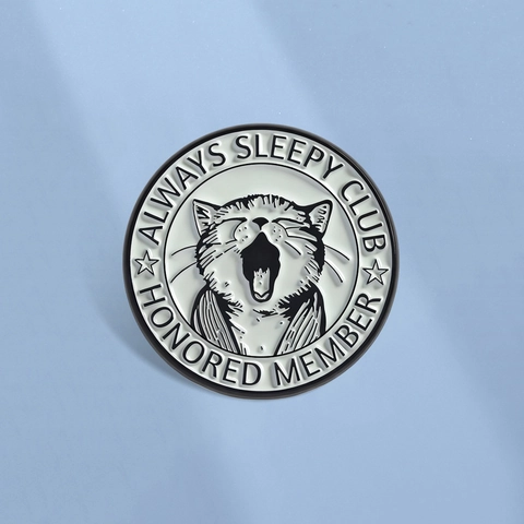 Ronde Zinklegering Emaille Pin Always Sleepy Club Kat Gapen Brosche Grappige Dieren Badge Voor Rugzak Kleding Jas Accessoire