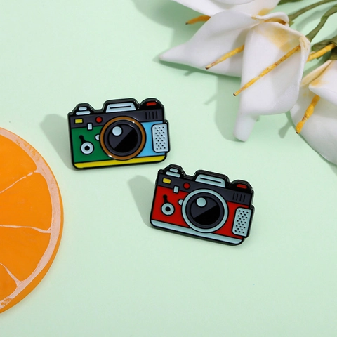 Spilla in Smalto a Forma di Fotocamera Retro in Lega di Cartone Animato Vintage Stile Fotografia per Vestiti Zaino Gioielli Accessorio