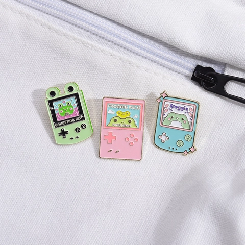 Kreative Cartoon Frosch Spielkonsole Emaille Brosche Legierung Pin Abzeichen Retro Handheld Gaming Konsole Zubehör Für Taschen Kleidung Geschenk