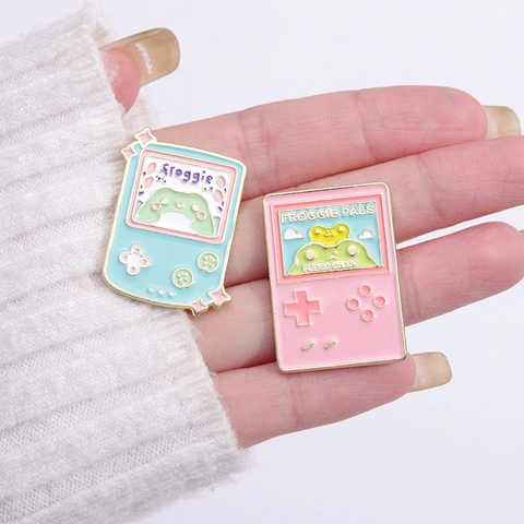 Kreative Cartoon Frosch Spielkonsole Emaille Brosche Legierung Pin Abzeichen Retro Handheld Gaming Konsole Zubehör Für Taschen Kleidung Geschenk