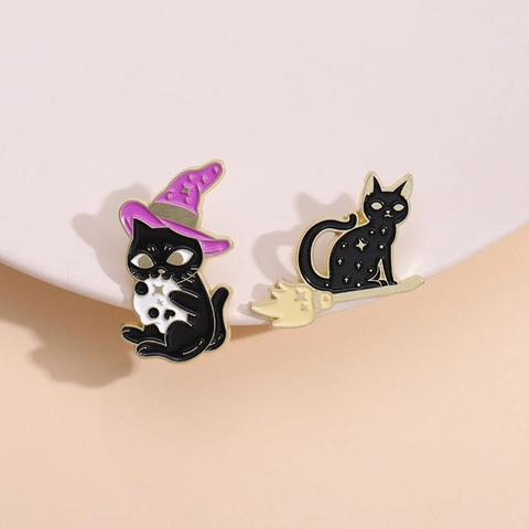 Spilla in Smalto Gatto Nero Magico Spilla in Lega Gatto Mago Cartone Animato Bottiglia di Pozione Libro Scopa Distintivo Gioielli per Donna Zaino Decor